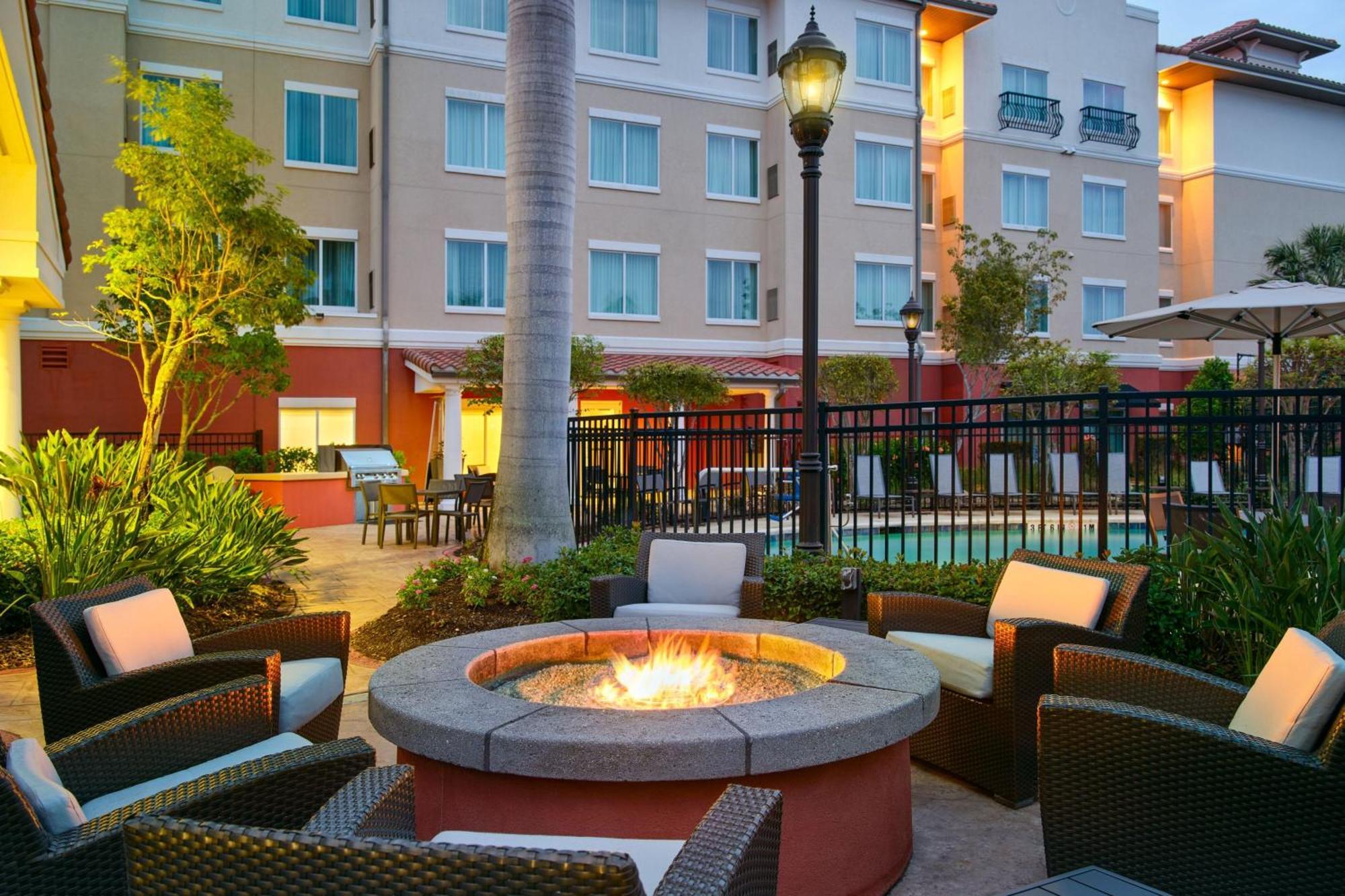 אסטרו Residence Inn By Marriott Fort Myers At I-75 And Gulf Coast Town Center מראה חיצוני תמונה
